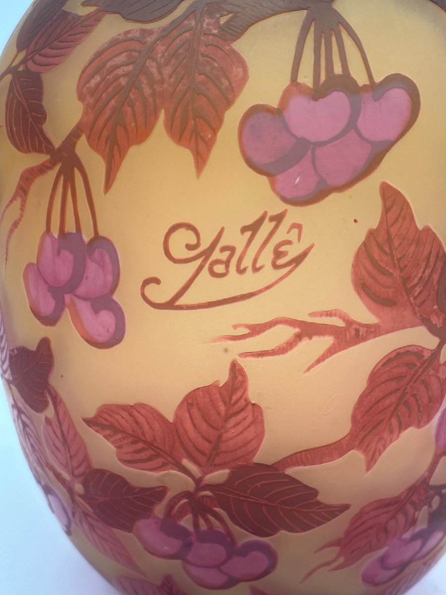 Vaso in vetro cameo con decoro a ciliegie, firmato  Galle’. XX secolo-photo-2