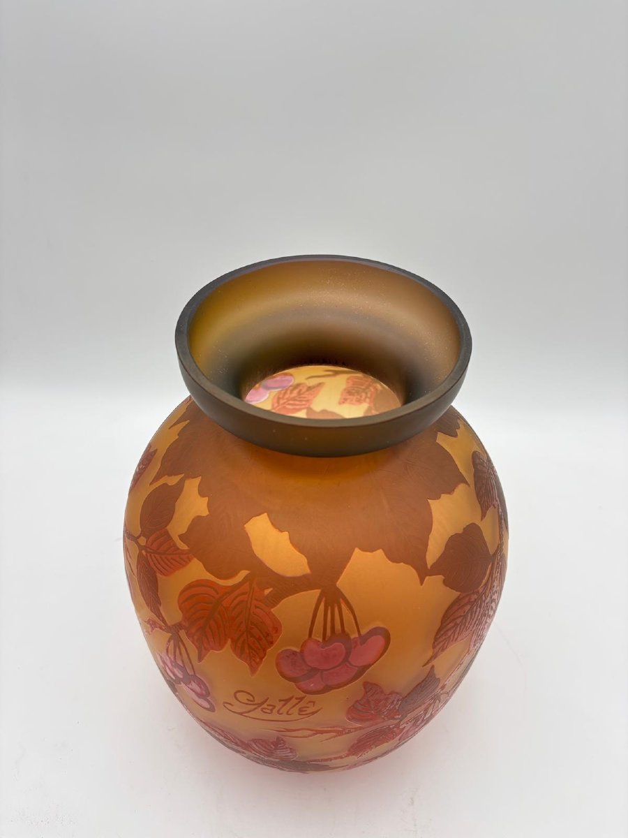 Vaso in vetro cameo con decoro a ciliegie, firmato  Galle’. XX secolo-photo-2