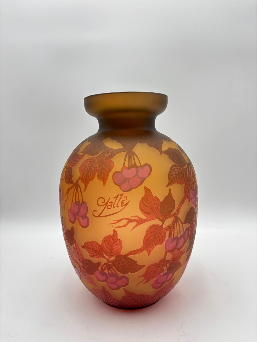 Vaso in vetro cameo con decoro a ciliegie, firmato  Galle’. XX secolo-photo-3