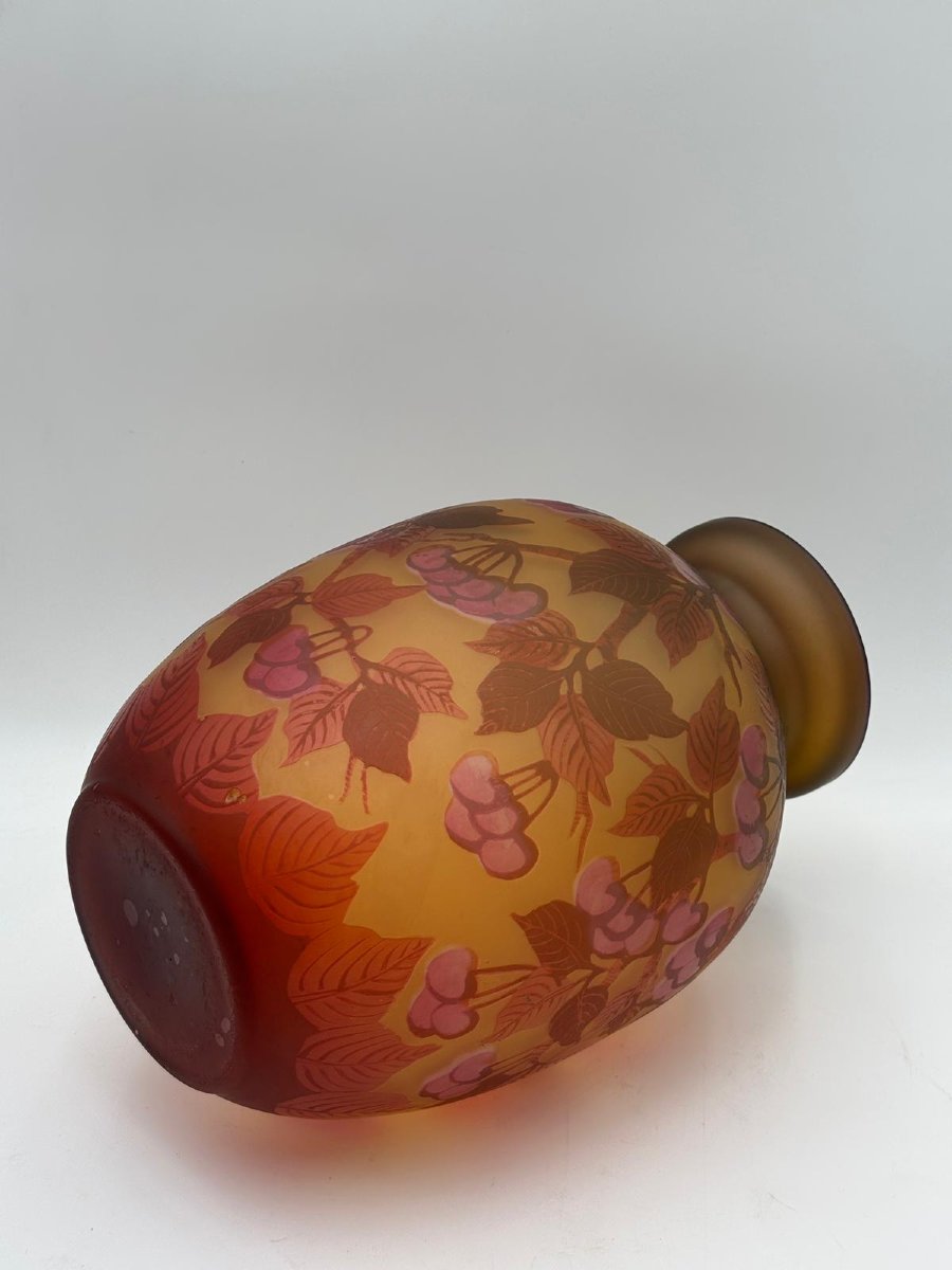 Vaso in vetro cameo con decoro a ciliegie, firmato  Galle’. XX secolo-photo-4