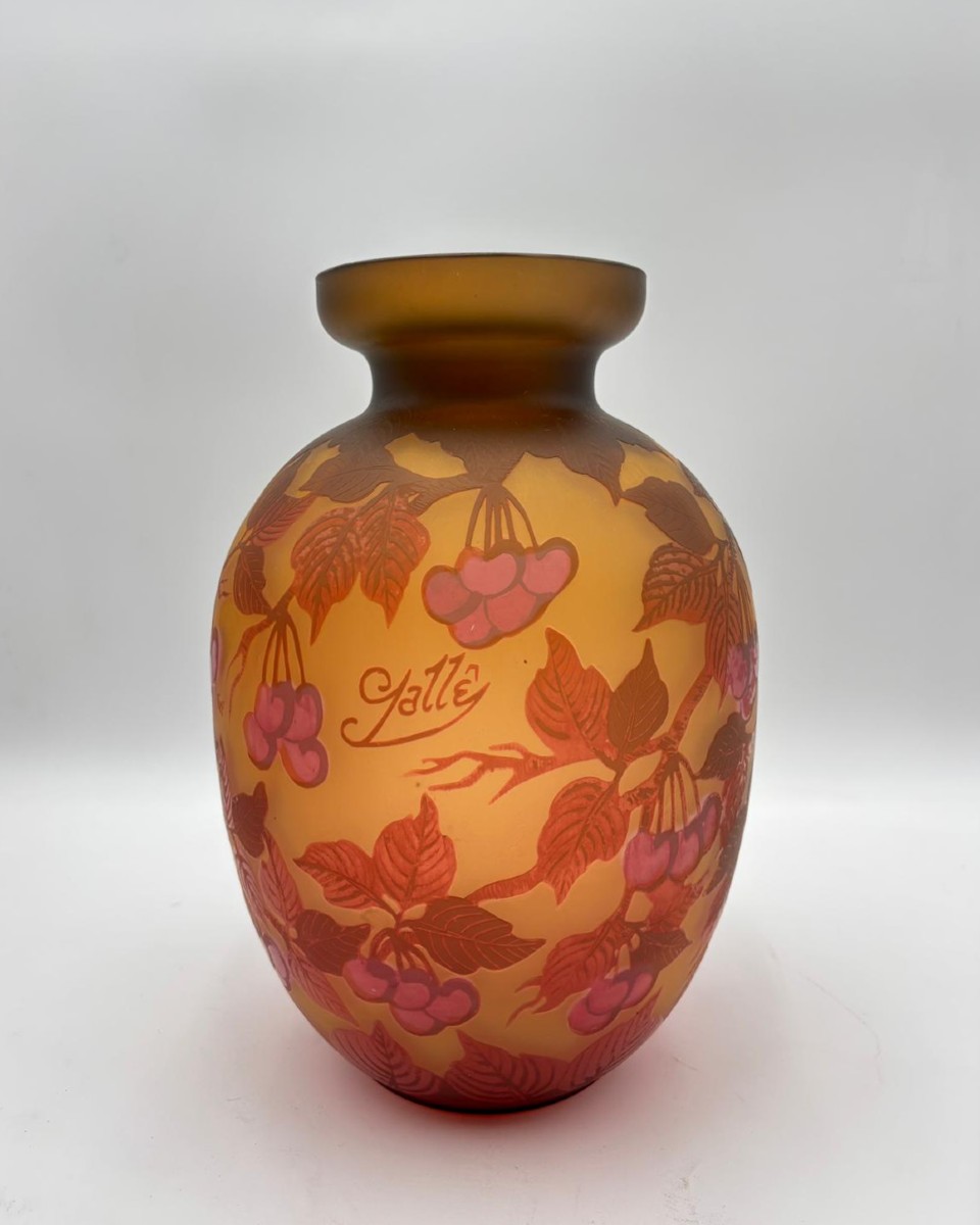 Vaso in vetro cameo con decoro a ciliegie, firmato  Galle’. XX secolo