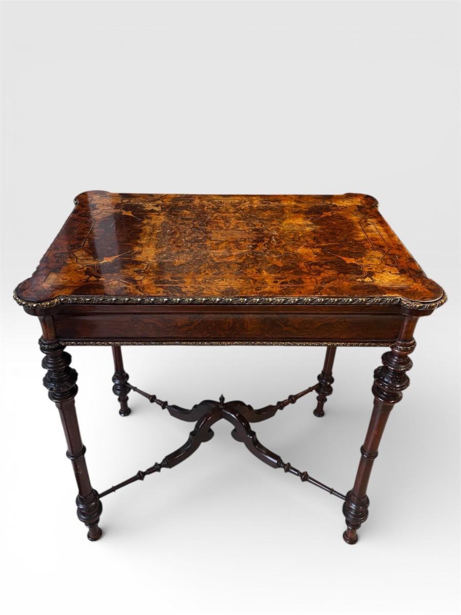 Tavolino da lavoro inglese in radica di olmo  Inghilterra, XIX secolo