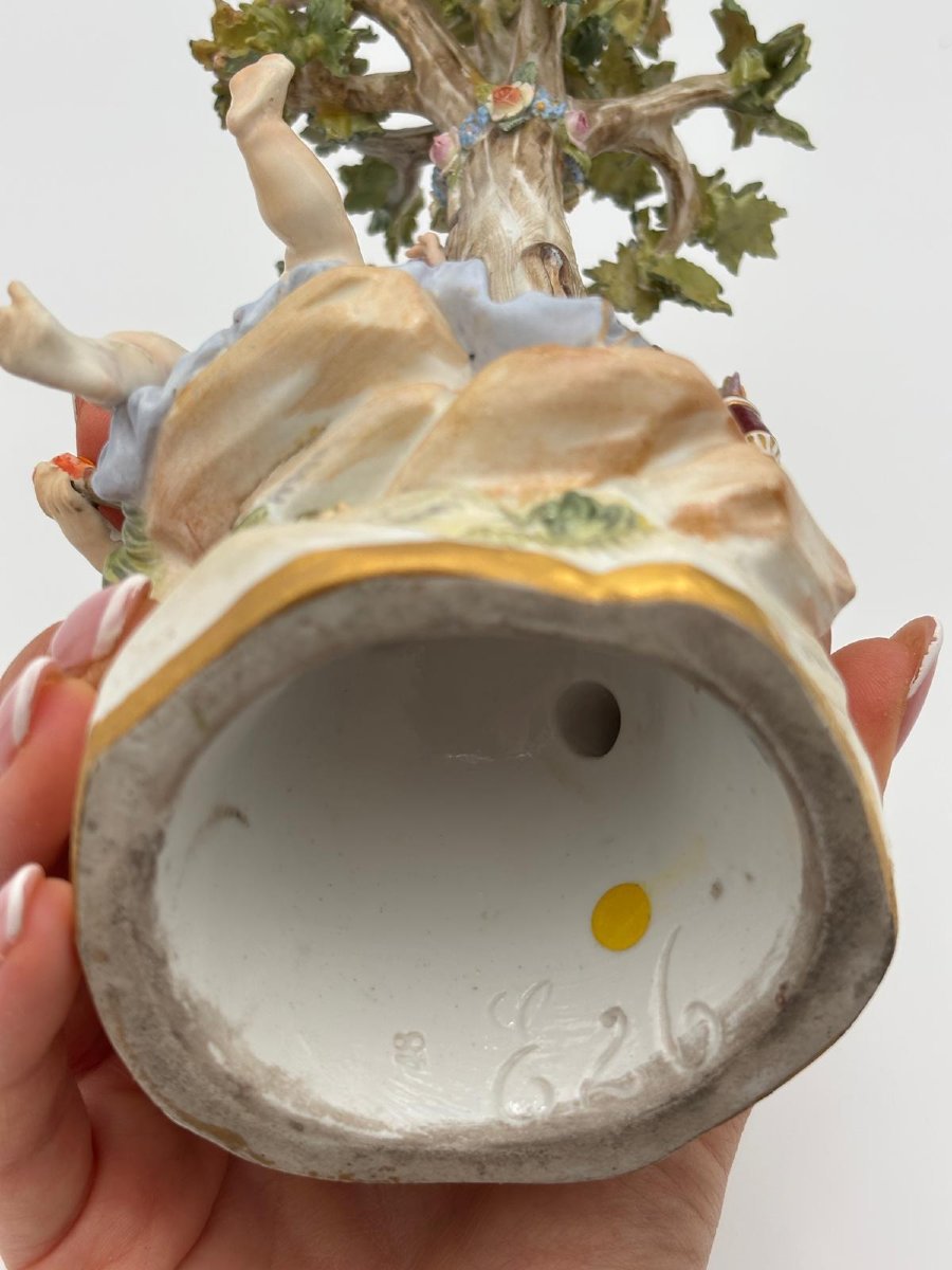 Gruppo in porcellana policroma con putti e albero-photo-4