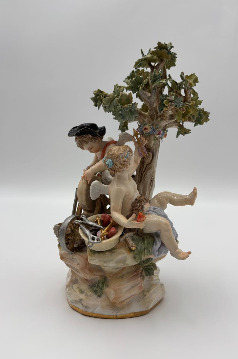 Gruppo in porcellana policroma con putti e albero