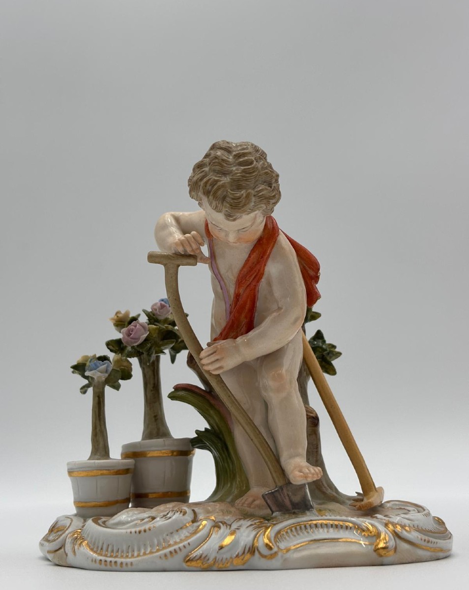 Putto giardiniere firmato Acier – Meissen