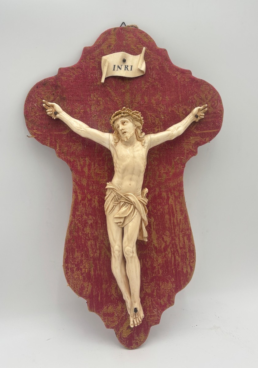Grande cristo in avorio scolpito