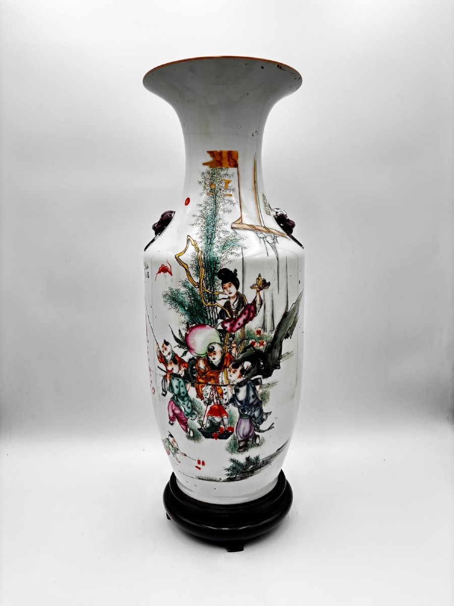 Vaso cinese in porcellana decorata con scena figurata e calligrafia – Cina, inizio XX secolo