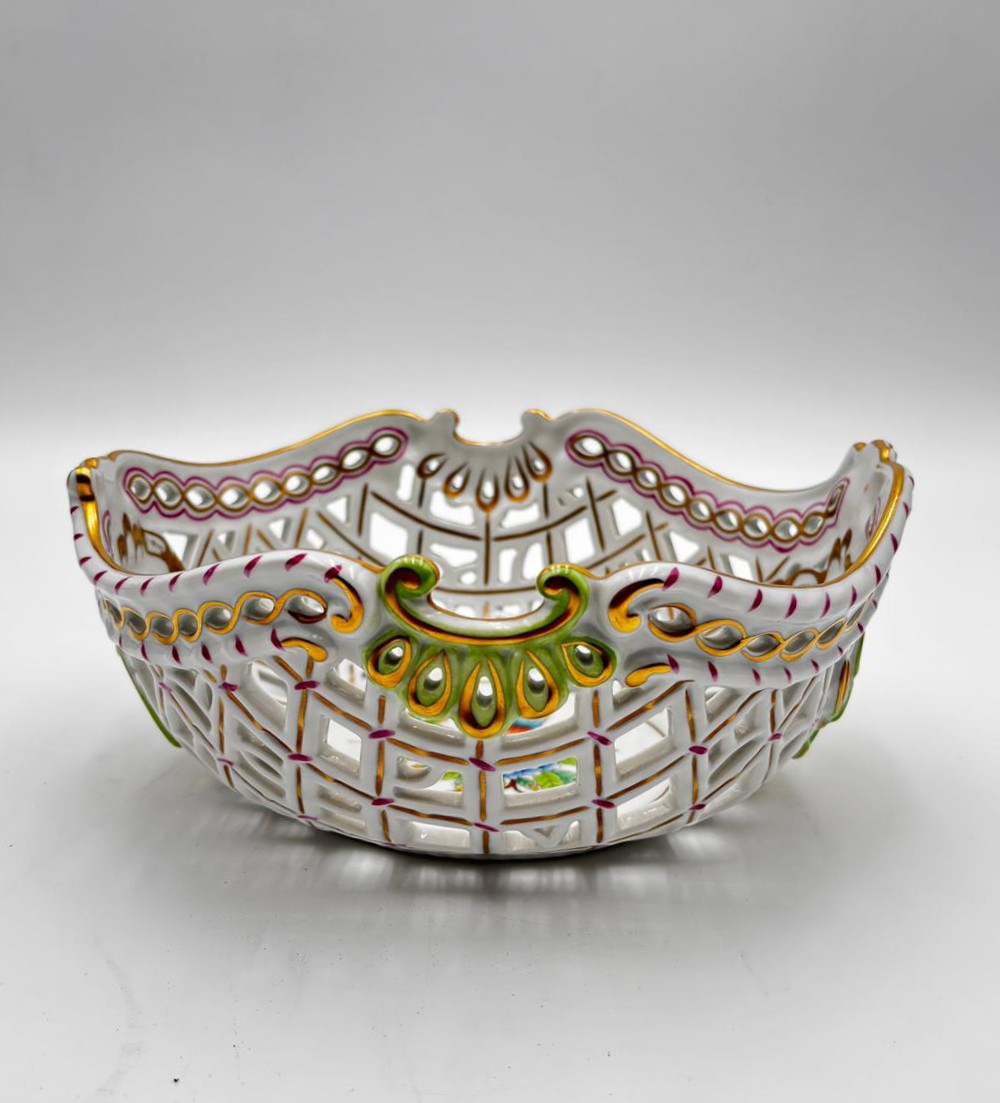 Cestino traforato in porcellana Herend,  Ungheria, seconda metà del XX secolo.