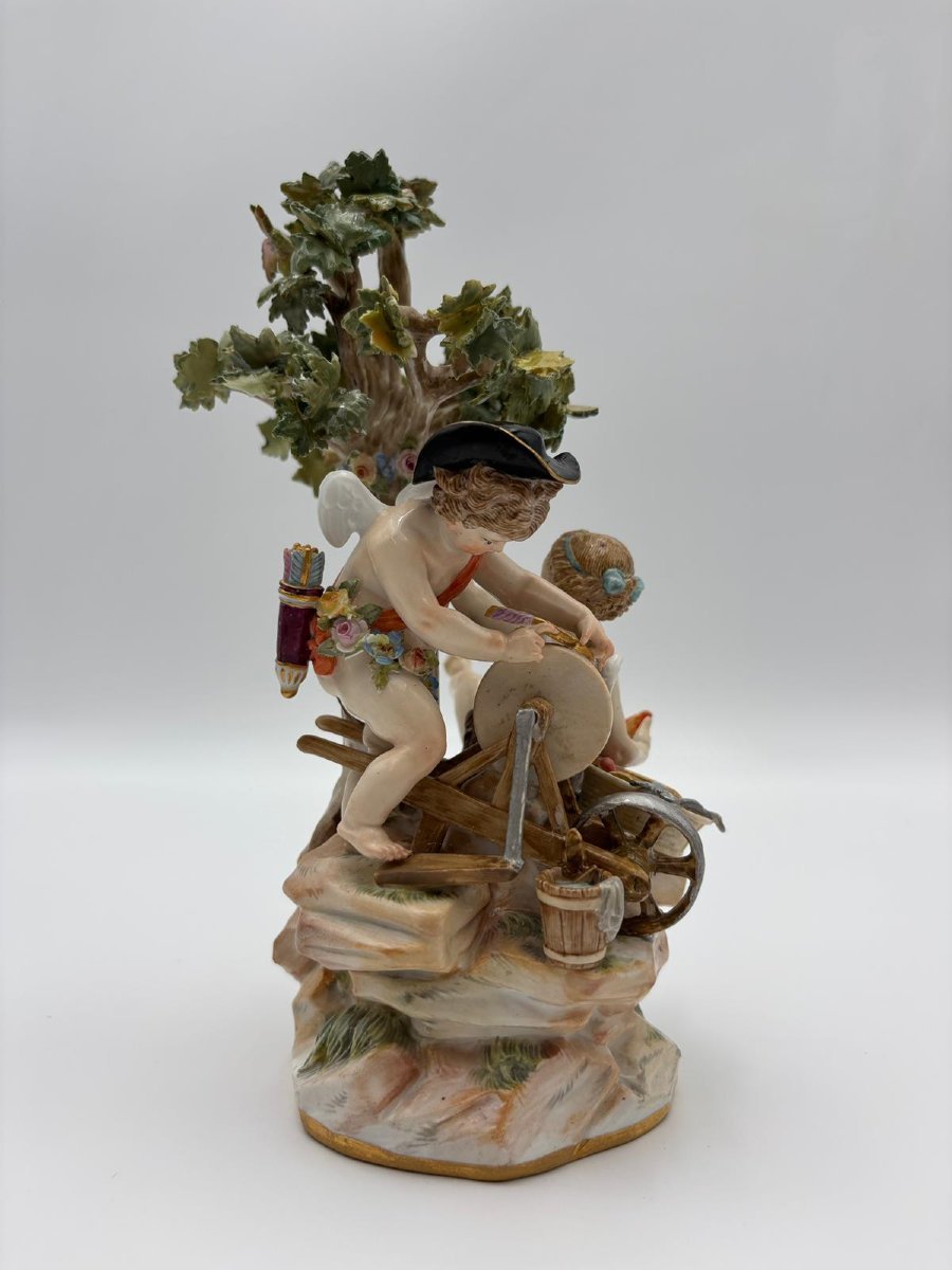 Gruppo in porcellana policroma con putti e albero-photo-1