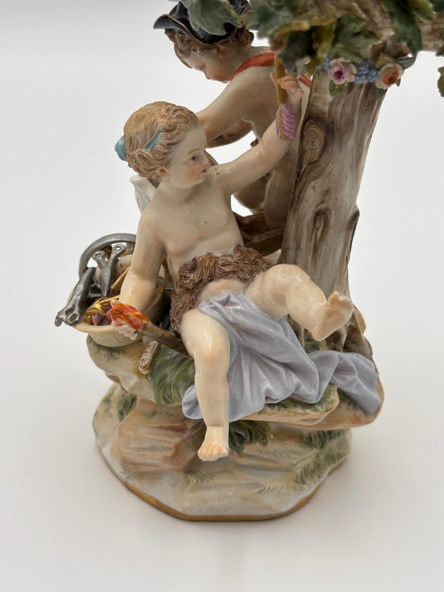 Gruppo in porcellana policroma con putti e albero-photo-4