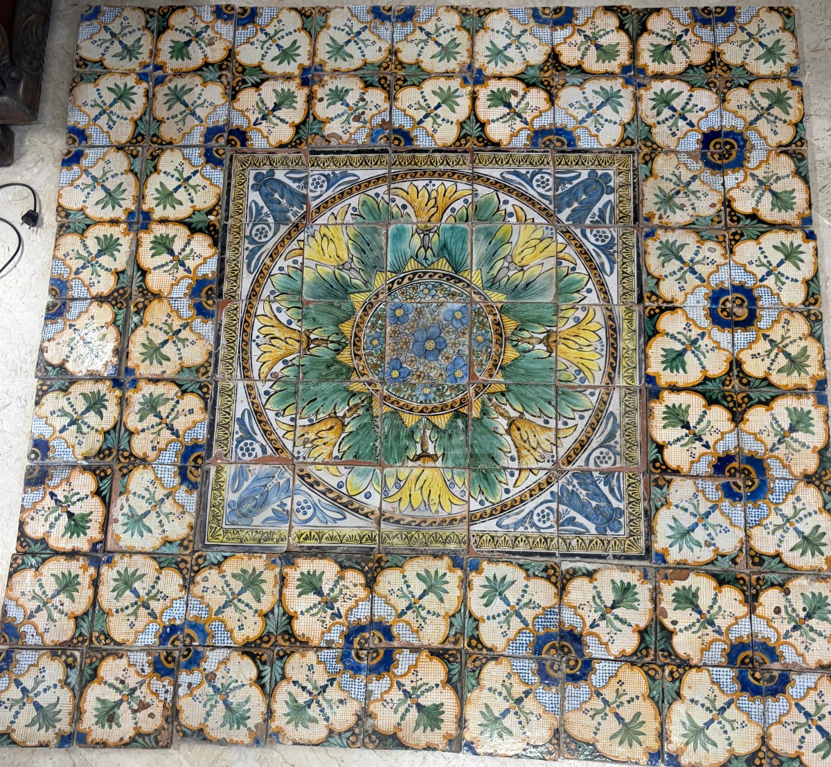 Pavimento in Maiolica Antica con Rosone Centrale –" Fabbrica Privileggiata dei Colonnesi" – ca.-photo-3