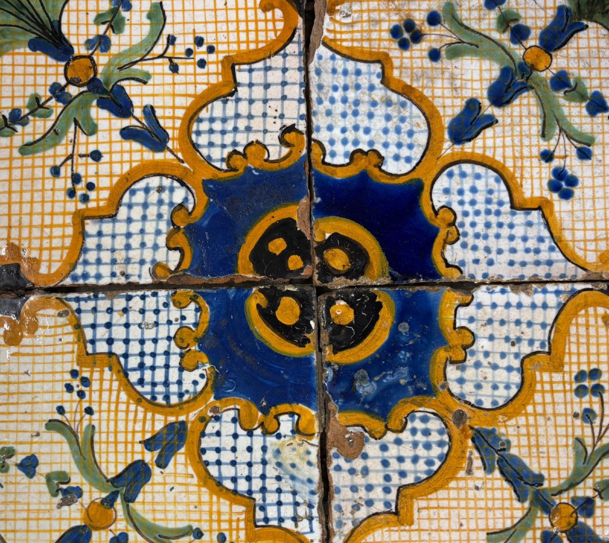 Pavimento in Maiolica Antica con Rosone Centrale –" Fabbrica Privileggiata dei Colonnesi" – ca.-photo-2