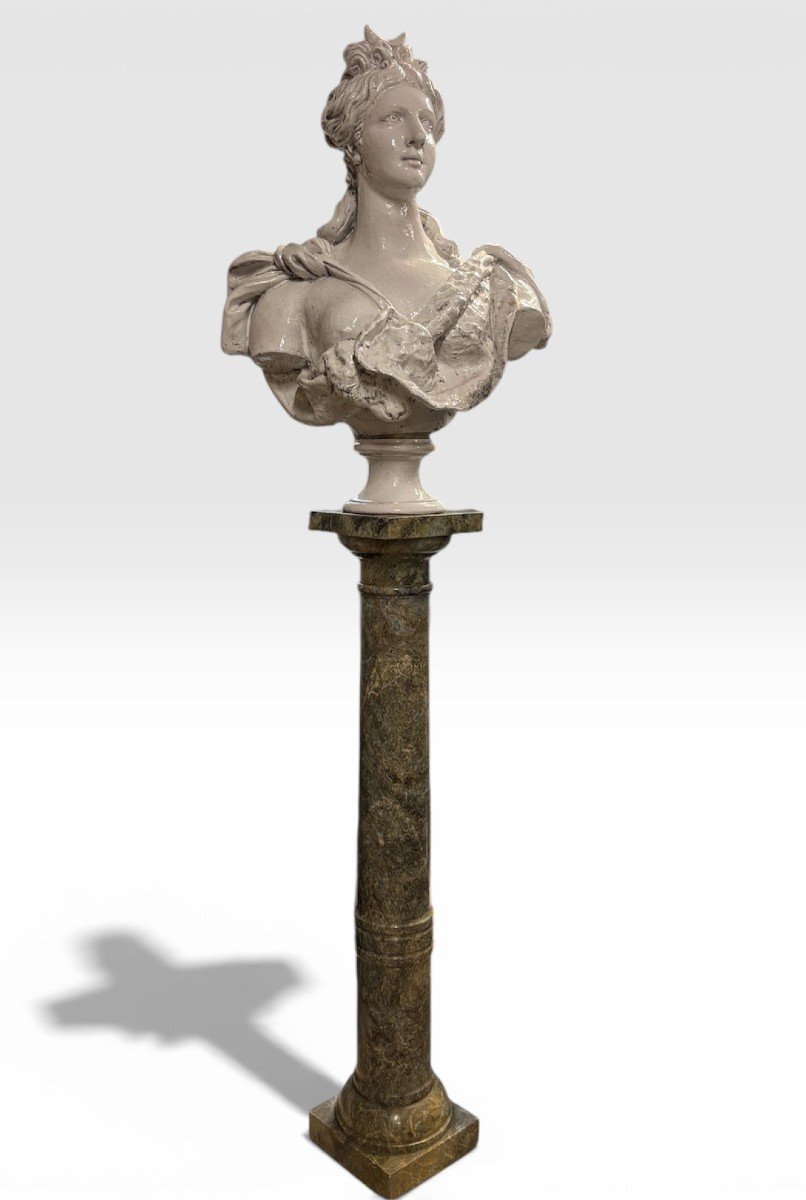 Grande busto  raffigurante Diana, terracotta invetriata bianca fine del XIX secolo