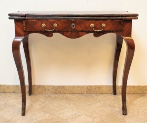 Tavolino da gioco lastronato in ebano viola, Sicilia XVIII secolo