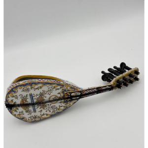 Mandolino in maiolica decorata – Fourmaintreaux Frères, Desvres, fine del XIX secolo