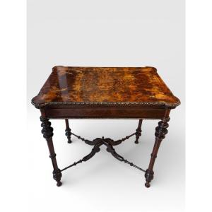 Tavolino da lavoro inglese in radica di olmo  Inghilterra, XIX secolo