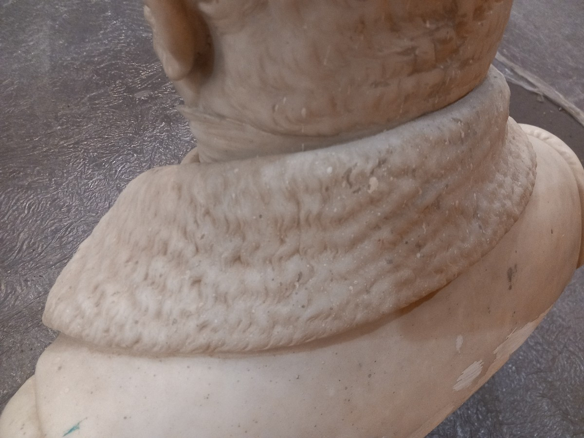 Busto in marmo biancone di Carrara, Nobiluomo -photo-2