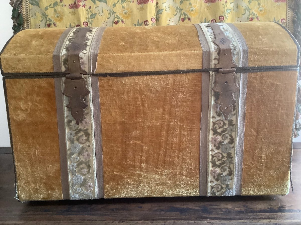 Baule in legno ricoperto di velluto dorato con cassetti EP XIX secolo