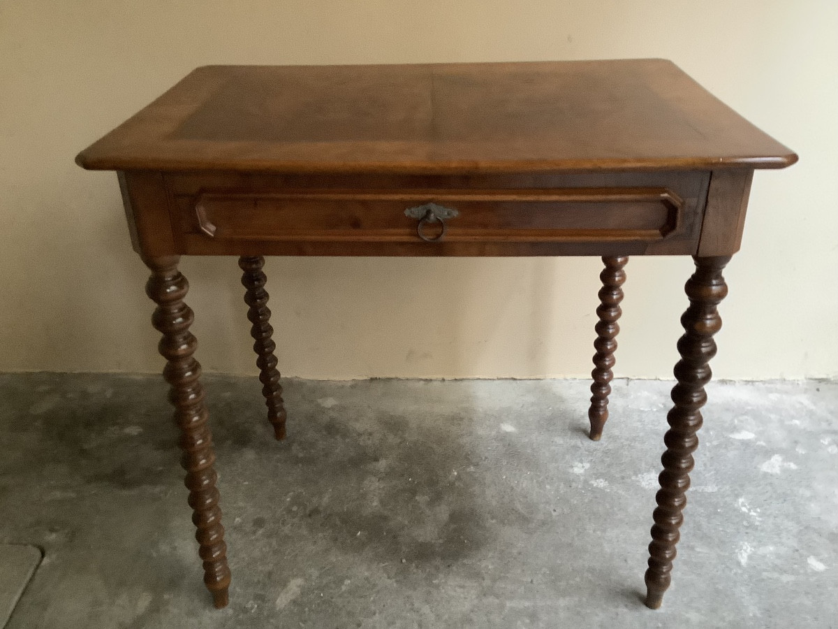 Tavolino in noce con gambe a rocchetto Ep 800