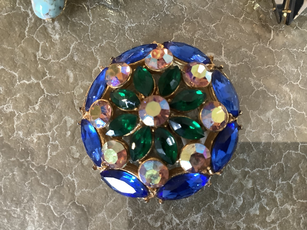 Tre spille in metallo  dorato con cristalli americana e inglese anni 1960-photo-2