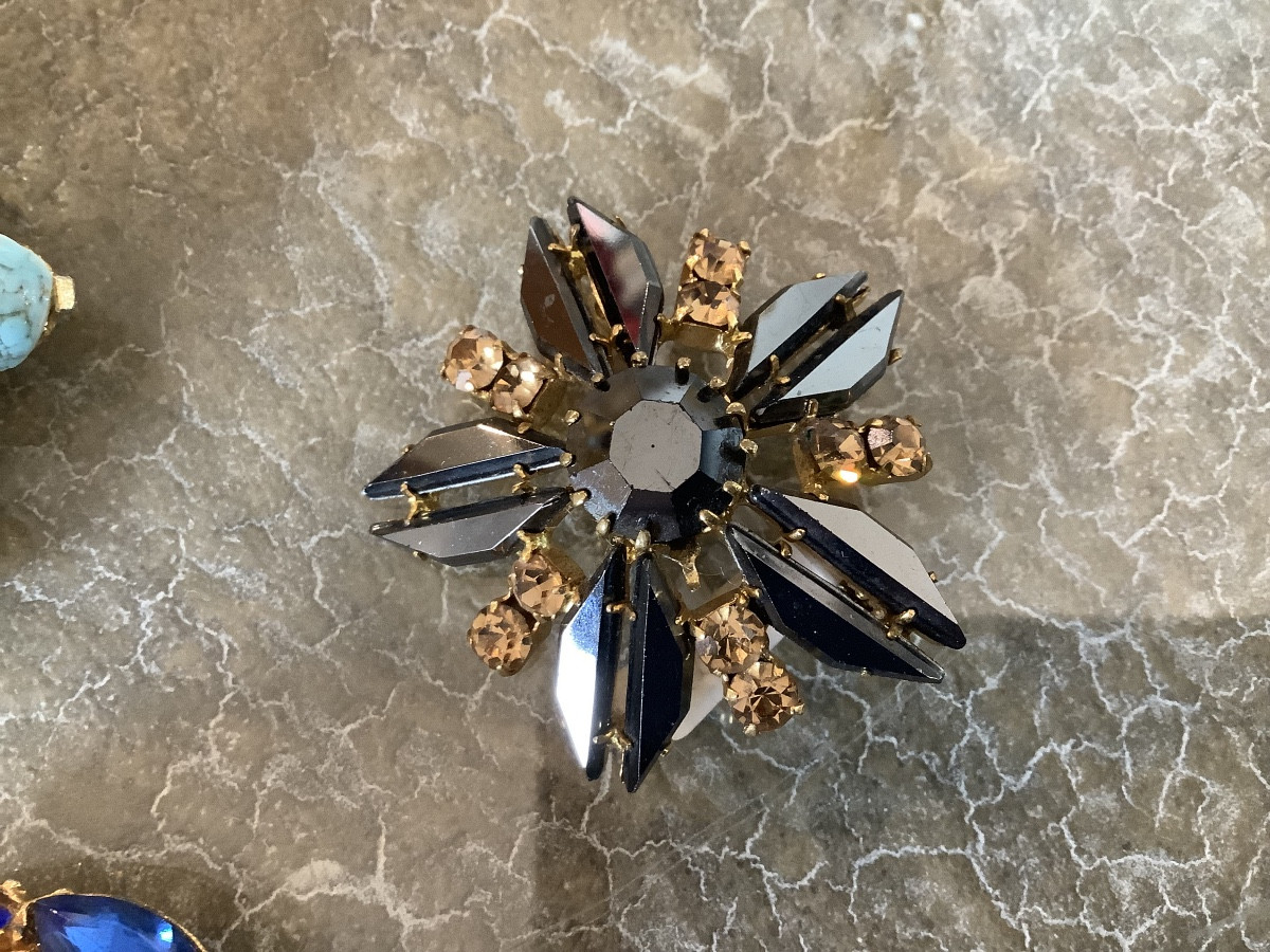 Tre spille in metallo  dorato con cristalli americana e inglese anni 1960-photo-4