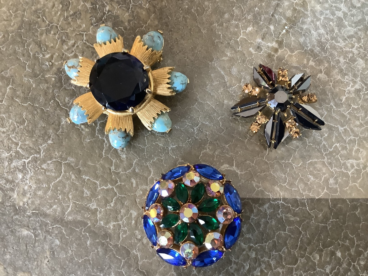 Tre spille in metallo  dorato con cristalli americana e inglese anni 1960