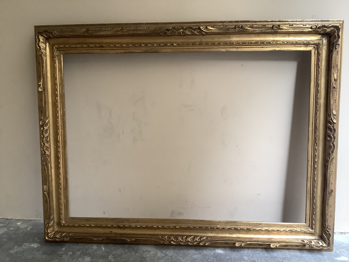 Cornice in legno dorato e intagliato con motivi a foglia Ep fine 800