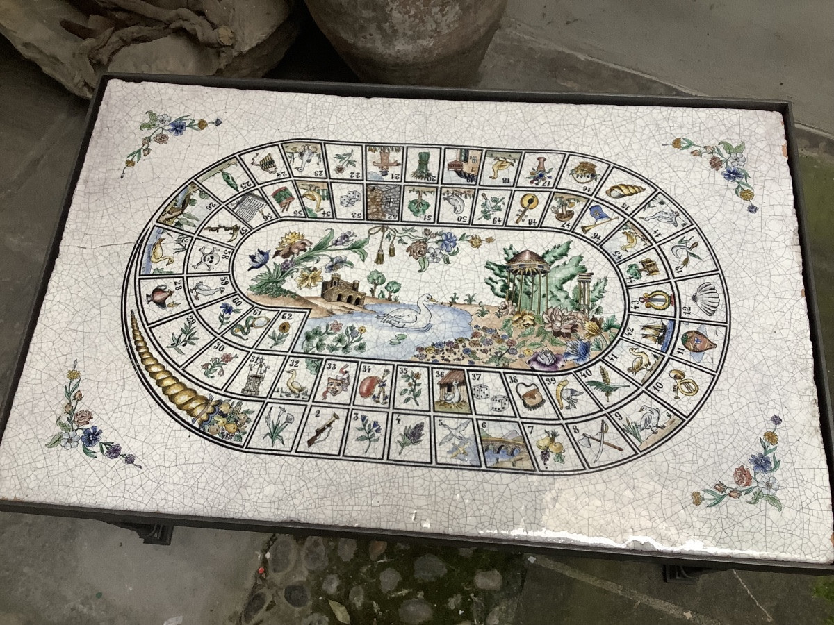 Tavolino in ceramica decorato con il gioco dell’oca Ep XX secolo