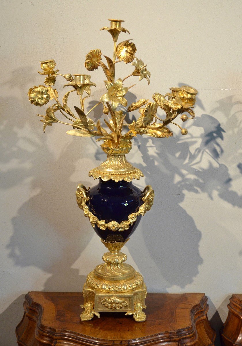 Coppia di candelabri Luigi XVI in bronzo dorato e percellana Sevres blu, Francia XIX secolo-photo-2