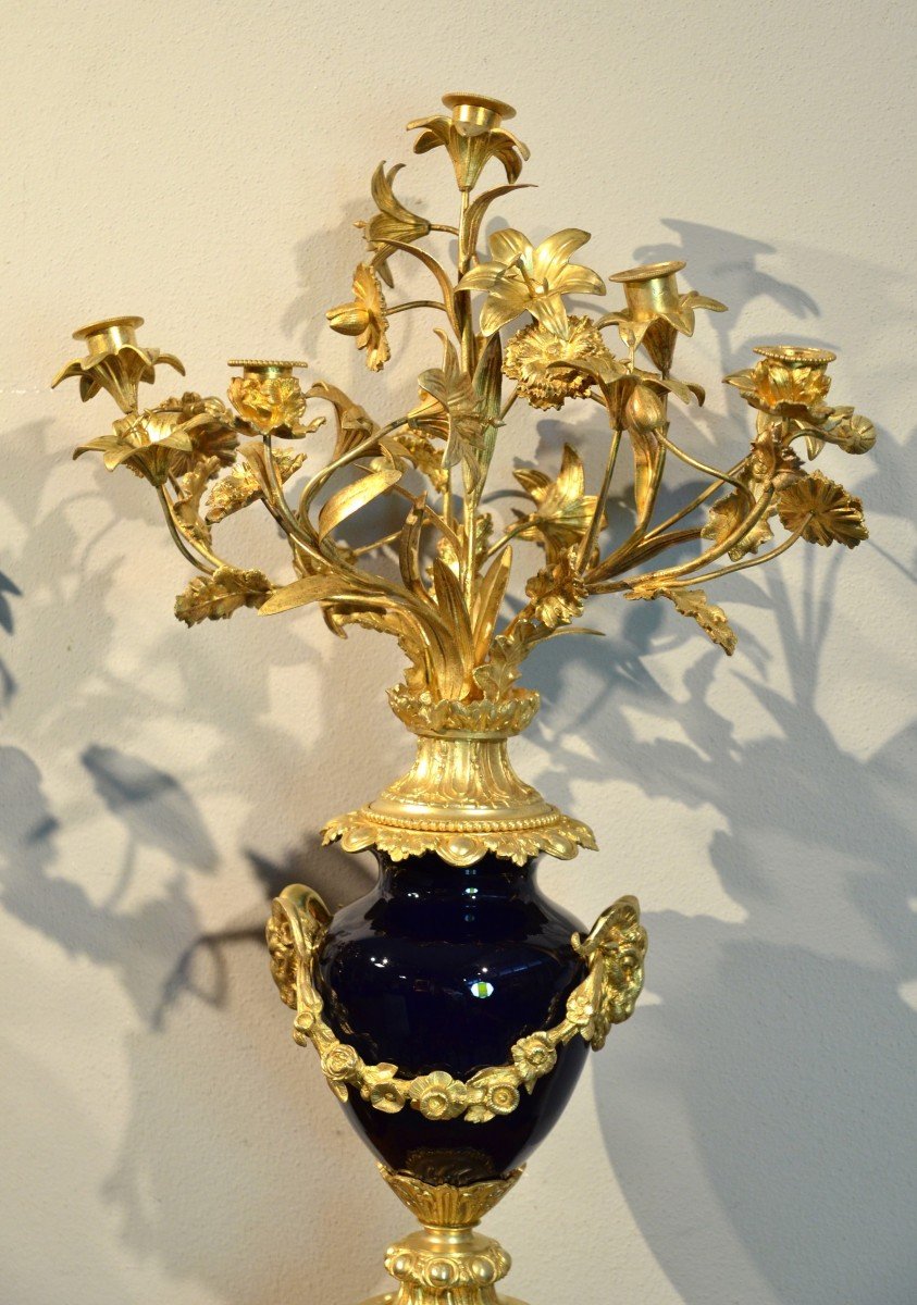 Coppia di candelabri Luigi XVI in bronzo dorato e percellana Sevres blu, Francia XIX secolo-photo-4