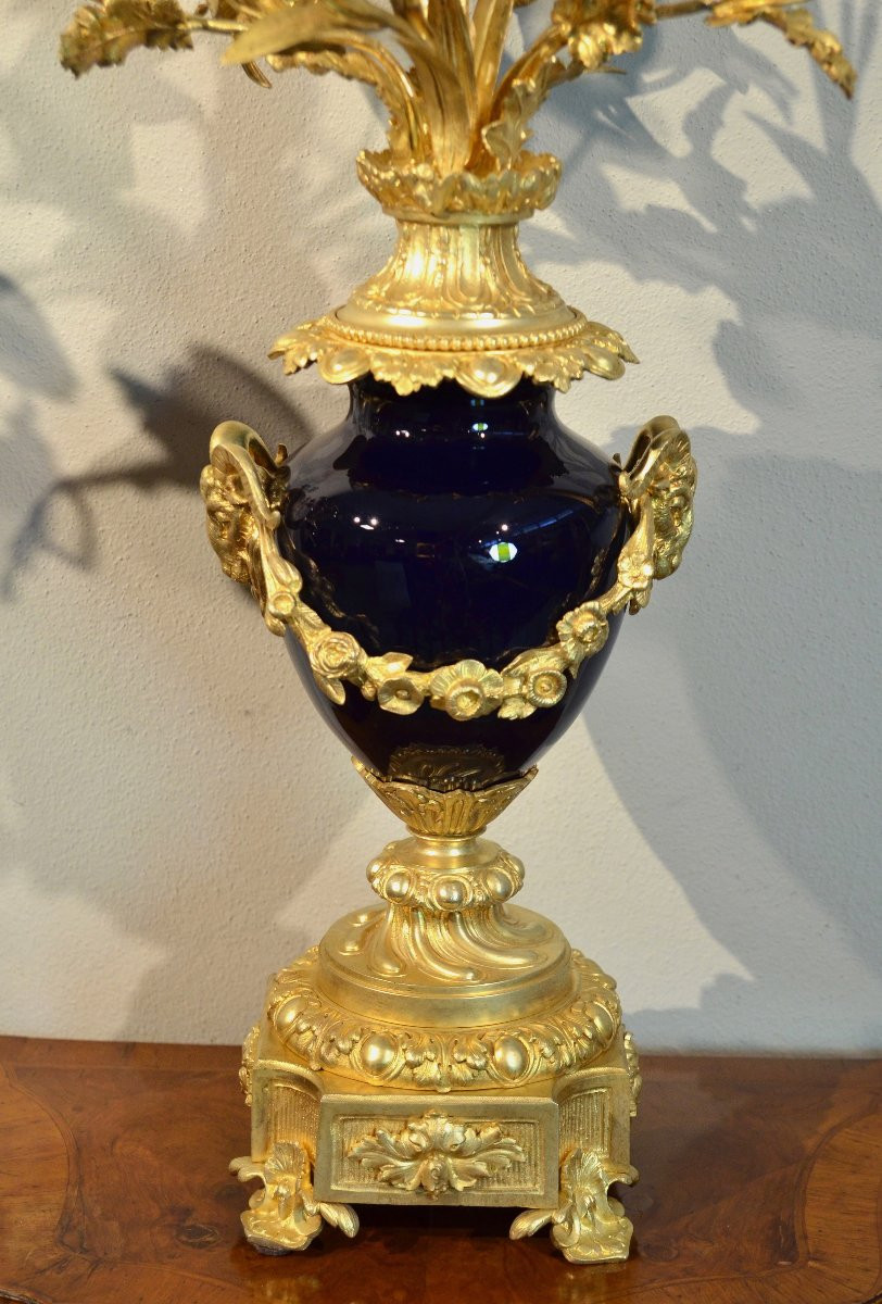 Coppia di candelabri Luigi XVI in bronzo dorato e percellana Sevres blu, Francia XIX secolo-photo-2