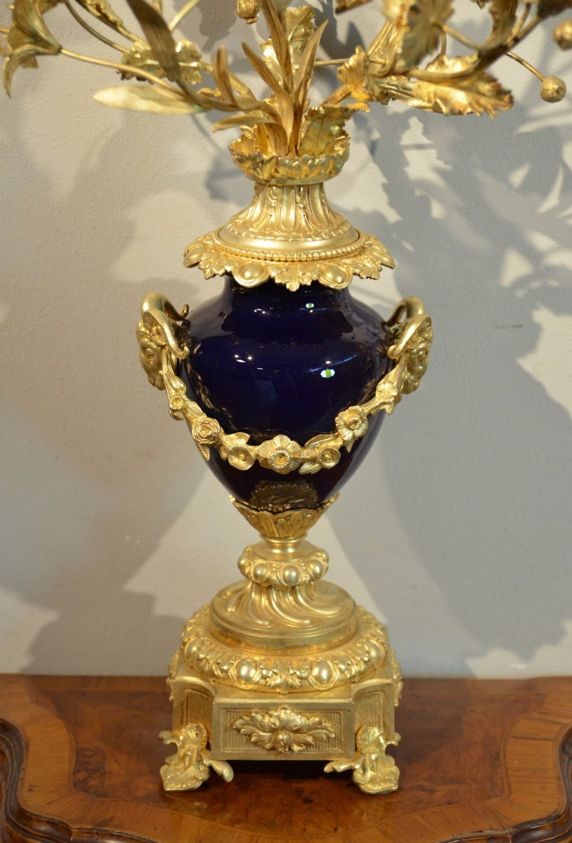 Coppia di candelabri Luigi XVI in bronzo dorato e percellana Sevres blu, Francia XIX secolo-photo-3