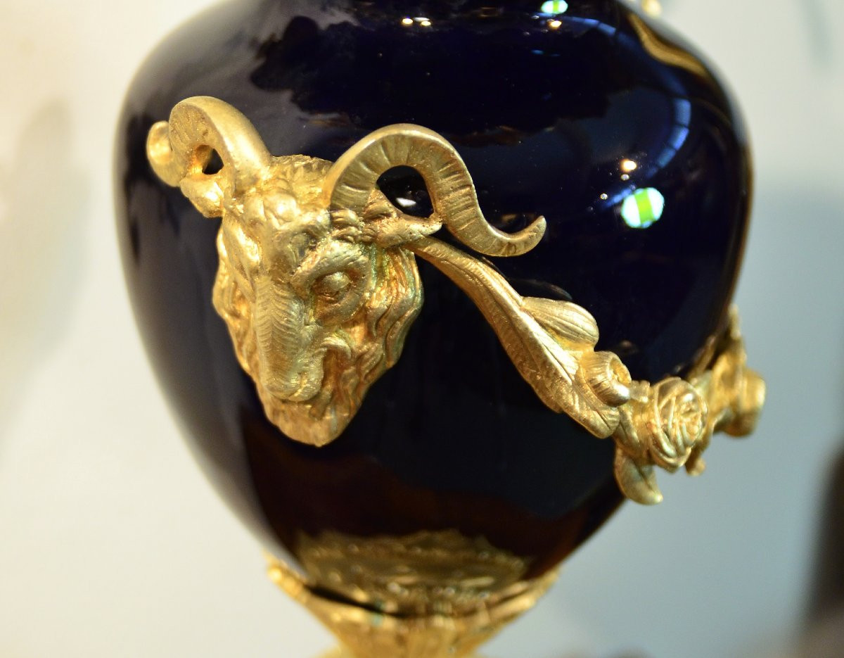 Coppia di candelabri Luigi XVI in bronzo dorato e percellana Sevres blu, Francia XIX secolo-photo-7