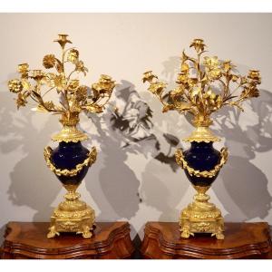 Coppia di candelabri Luigi XVI in bronzo dorato e percellana Sevres blu, Francia XIX secolo