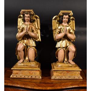 Coppia di sculture raffiguranti due angeli alati in legno, Toscana '600