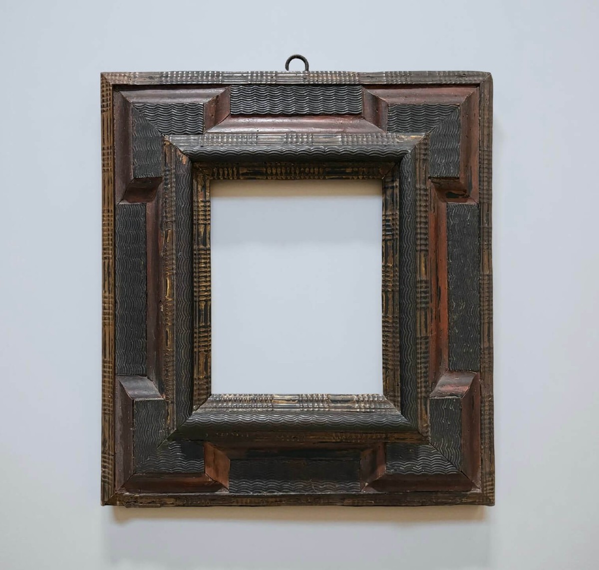 Cornice in Legno Intagliato a decoro Guilloche XVII secolo