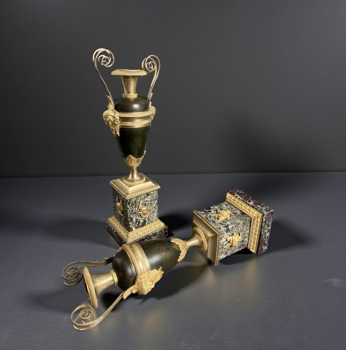 Claude Galle (attr.) Coppia di Urne Vasi Direttorio Bronzo e Marmo-photo-2