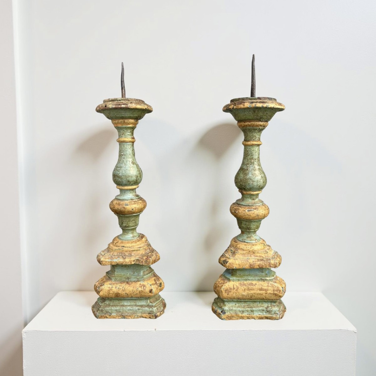 Coppia di Candelieri in Legno Laccato Italia XVIII secolo