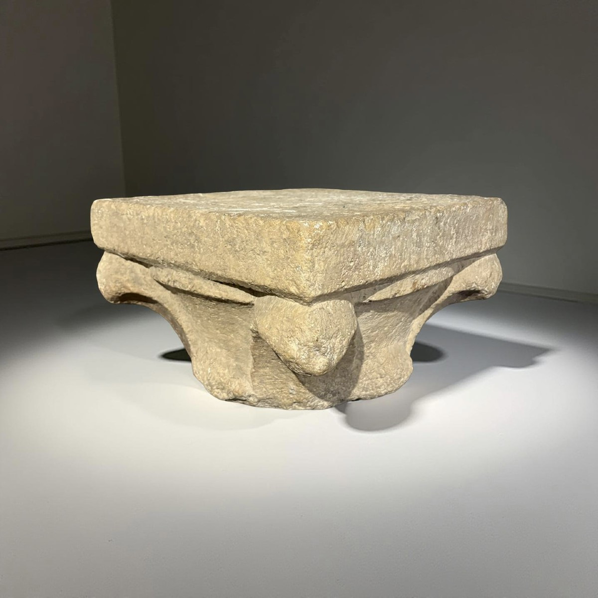 Capitello Medievale in Pietra Lombardia XIV-XV secolo