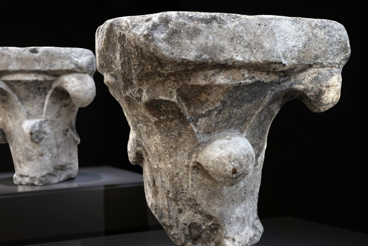 Coppia di Capitelli Medievali in Marmo di Zandobbio XII secolo-photo-1