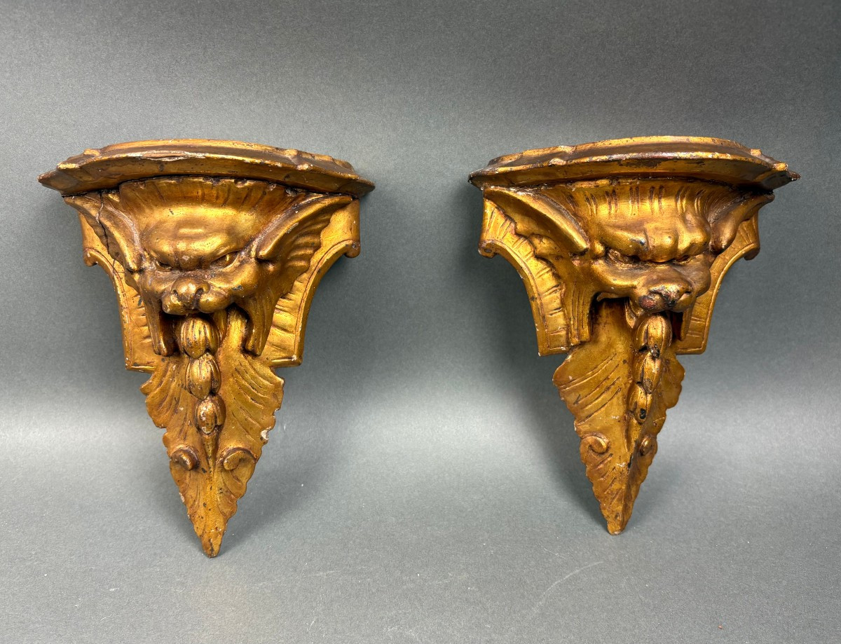 Coppia di Mensole Legno Dorato a Mascheroni Grotteschi XIX