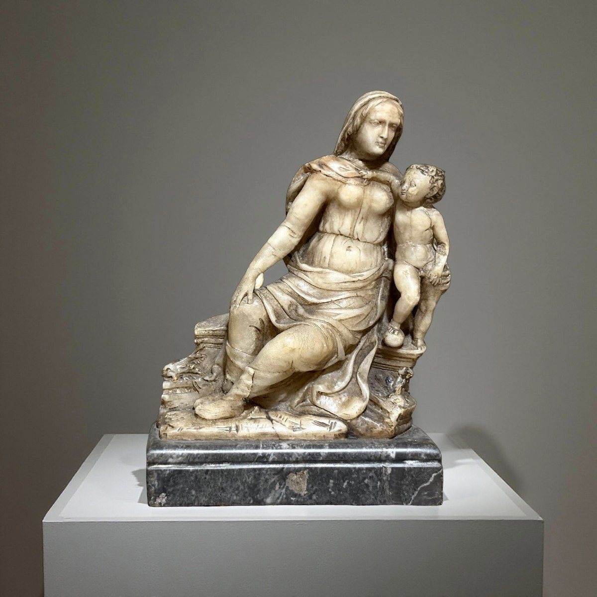 Madonna col Bambino Gruppo in Alabastro Fiandre prima metà del XVI secolo