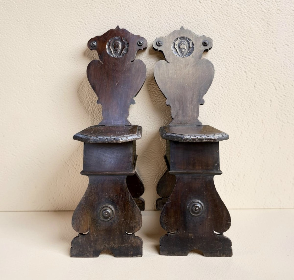 Coppia di Sedie Rinascimentali o Scranni con Stemma 