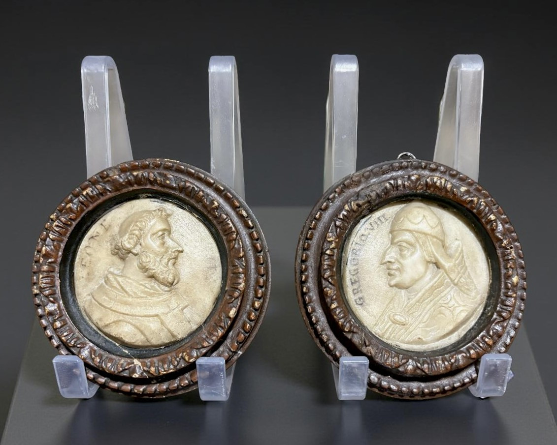 Coppia di Medaglioni in Marmo Profili di Papi fine XVII-inizi XVIII secolo