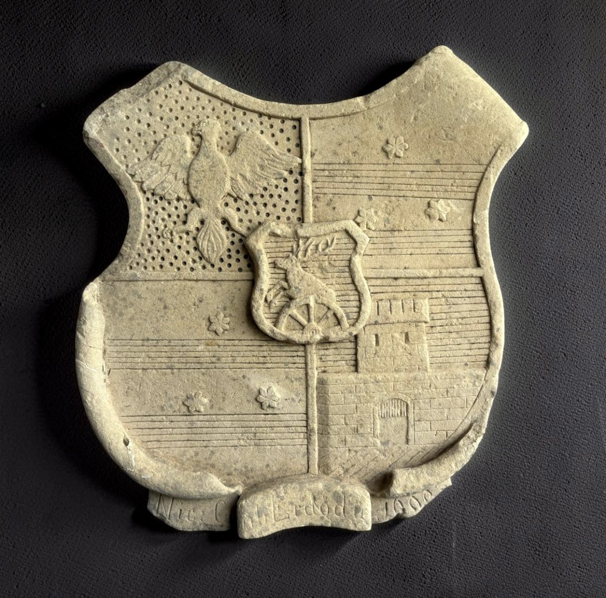 Stemma Araldico in Pietra con Aquila datato 1690