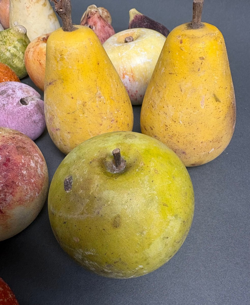 Lotto di 32 frutti in marmo dipinto, bottega toscana del XIX secolo.-photo-2