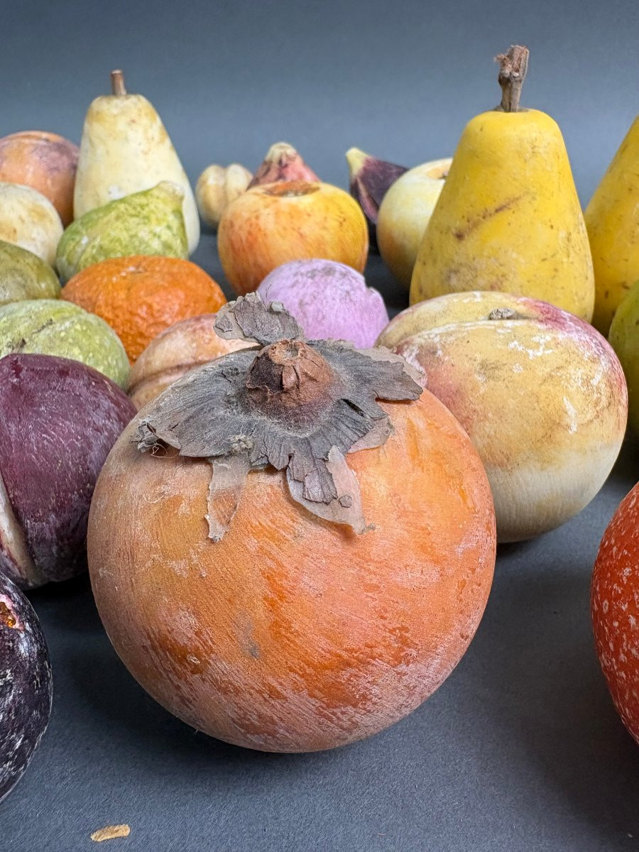 Lotto di 32 frutti in marmo dipinto, bottega toscana del XIX secolo.-photo-3