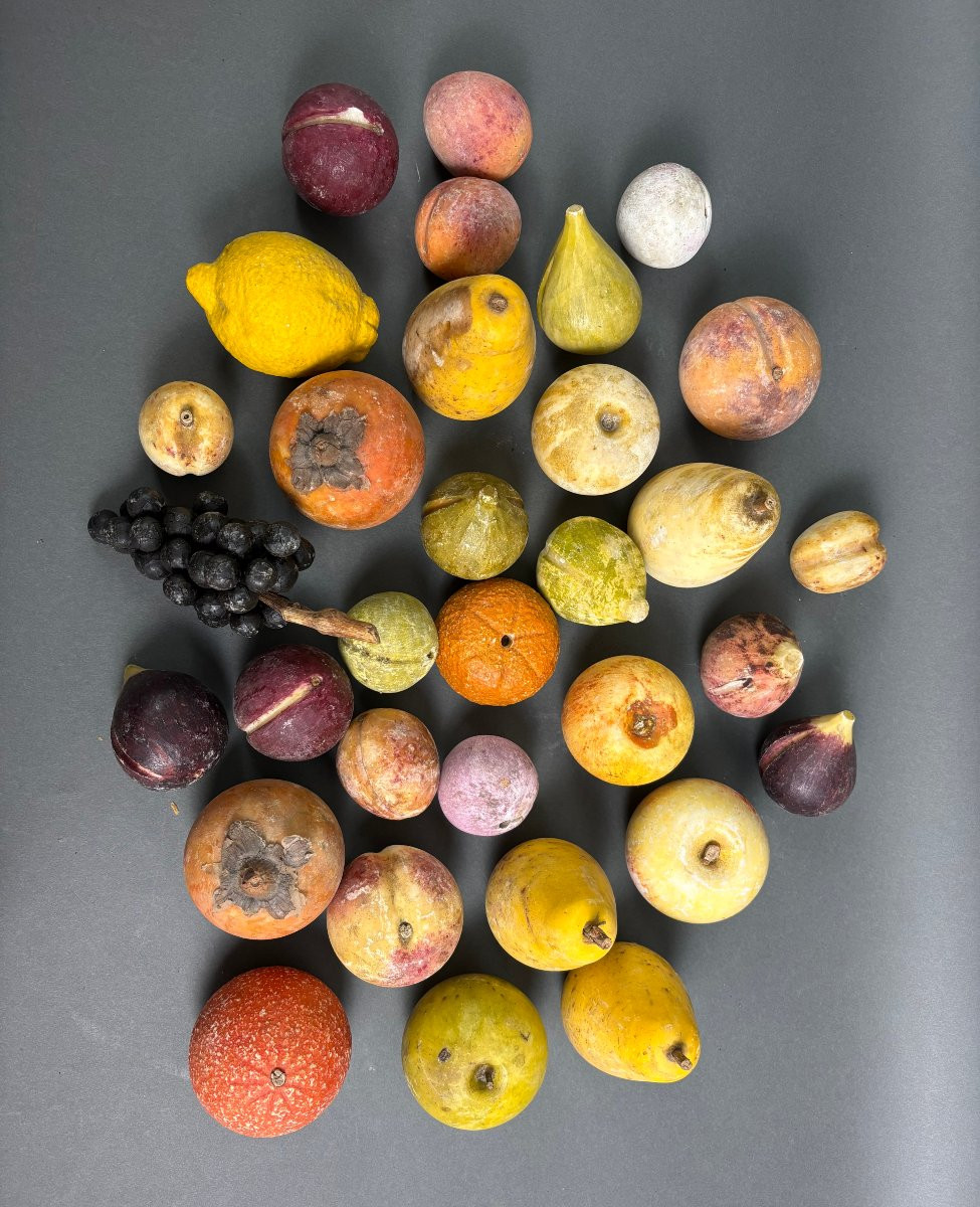 Lotto di 32 frutti in marmo dipinto, bottega toscana del XIX secolo.-photo-4