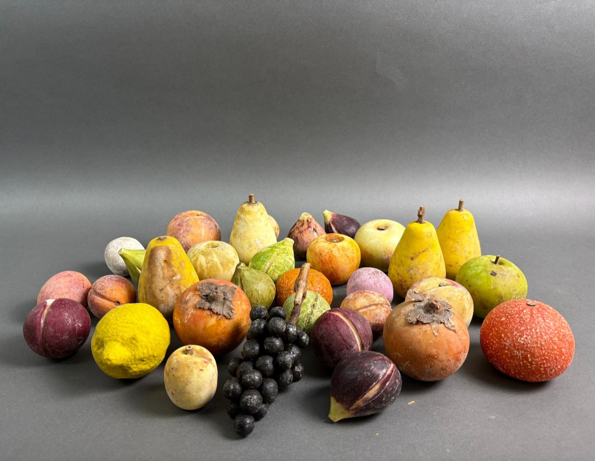 Lotto di 32 frutti in marmo dipinto, bottega toscana del XIX secolo.
