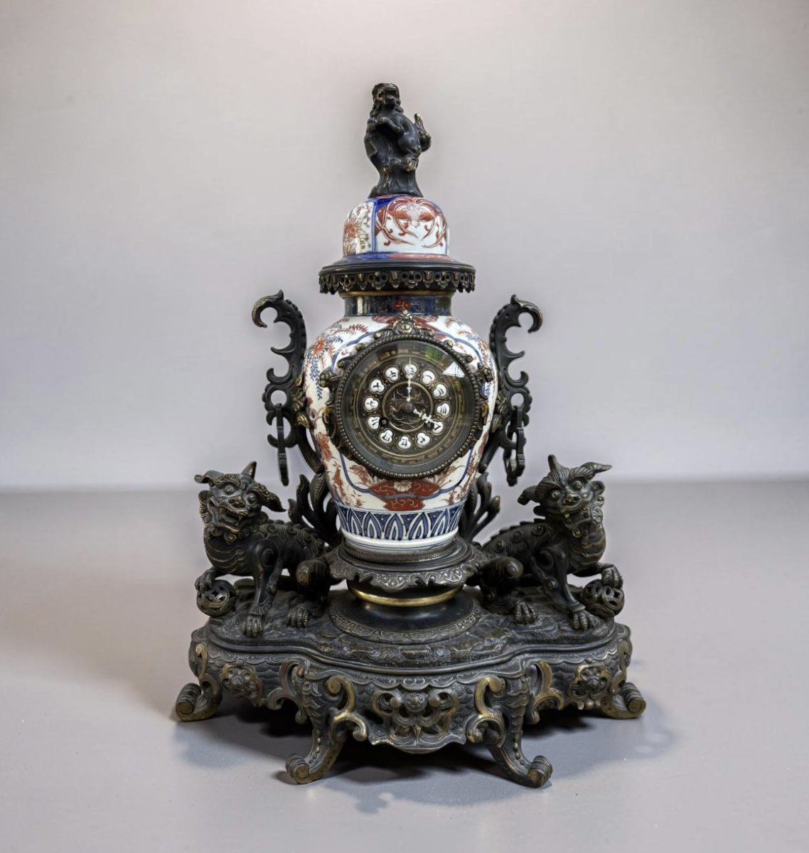 Imponente Orologio Napoleone III Bronzo e Porcellana Imari XIX secolo